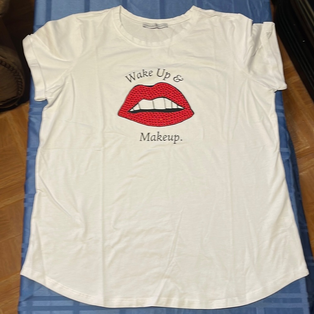 🛍️3/$20 - Avon Signature Collection Wake Up & Makeup T-Shirt, Size XL